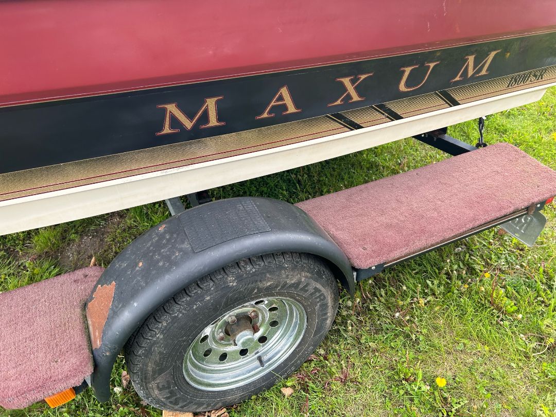SOLD!!! Maxum 1999 Maxum 3.0 Liter Mercruiser stern dirve, 18 foot